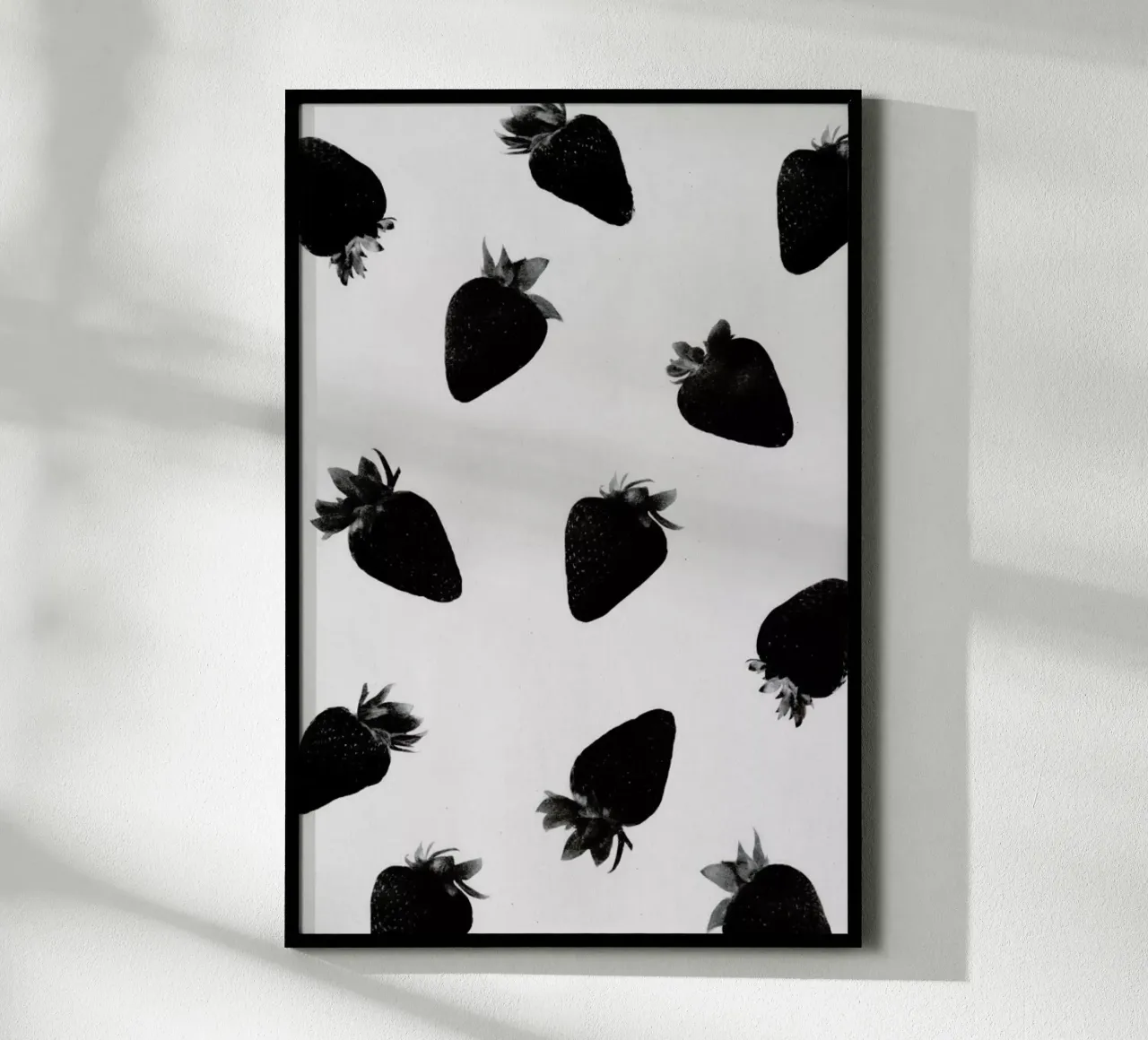 Black Strawberries poster con telaio in legno da STUDIO LEEMO