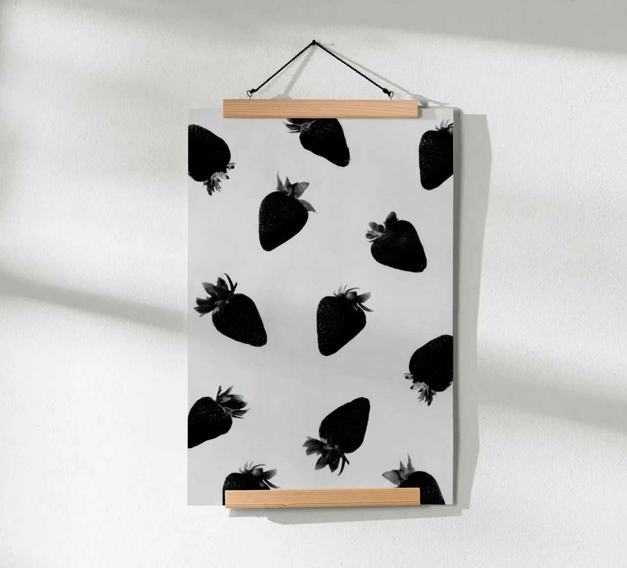 Black Strawberries poster con telaio in legno da STUDIO LEEMO