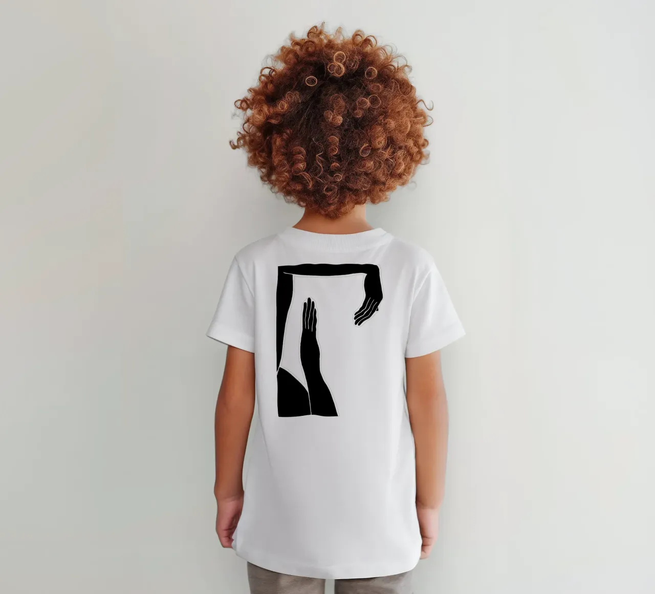 Schaduwen aanraken: Abstracte handgebaren in zwart-wit kinder t-shirt van Kunst und Kontrast