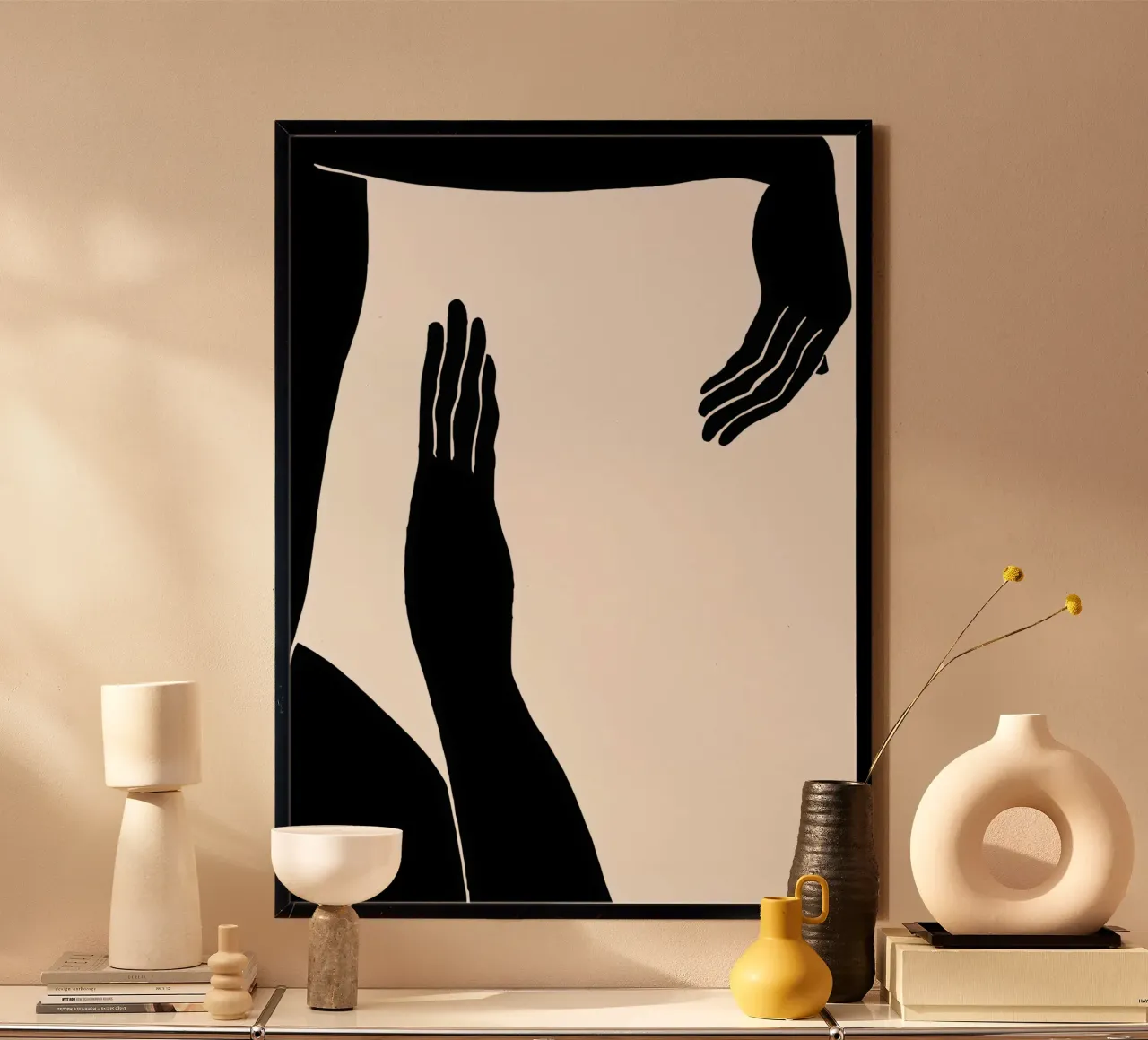 Berührende Schatten: Abstrakte Handgesten in Schwarz-Weiß Hahnemühle von Kunst und Kontrast