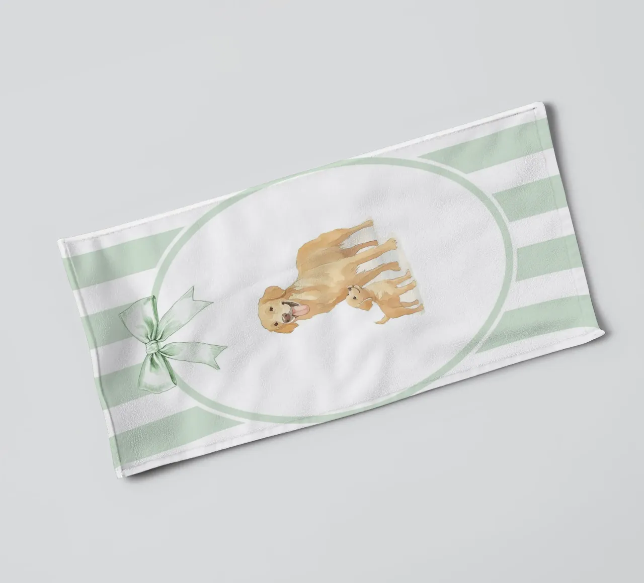 Golden Retriever et chiot dans la nature serviette de bain de Jungle Joy Art