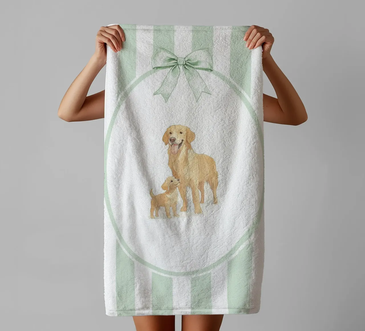 Golden Retriever et chiot dans la nature serviette de bain de Jungle Joy Art