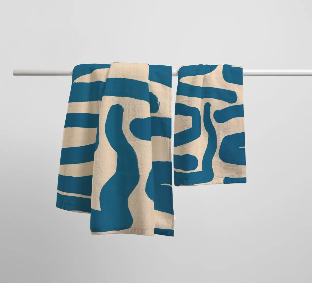 Abstraktes Retro-Labyrinth - Mid Century Modern Lines Blau Handtuch von susanacosta