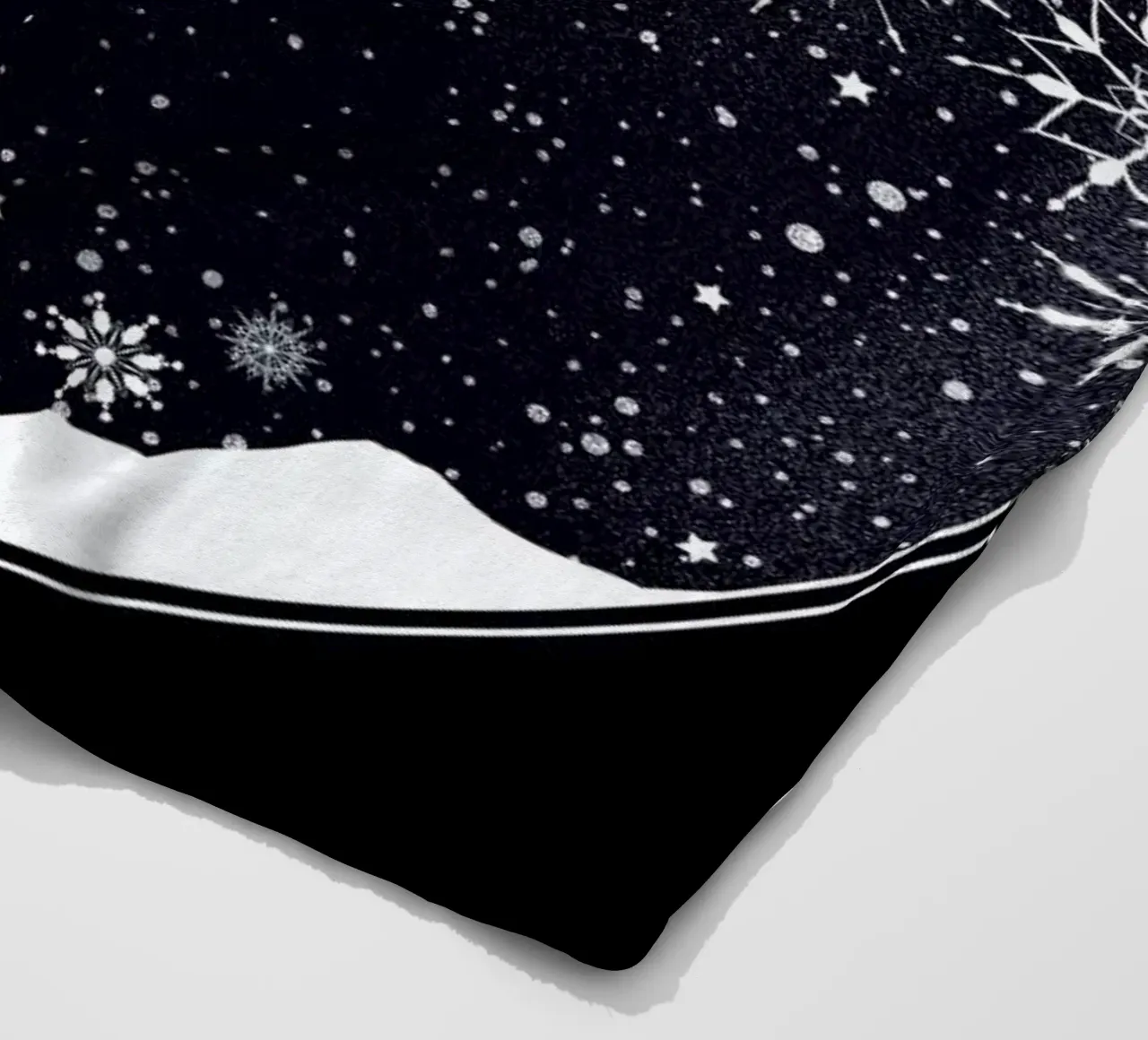 Snow Globe coperta in pile da Tobe Fonseca
