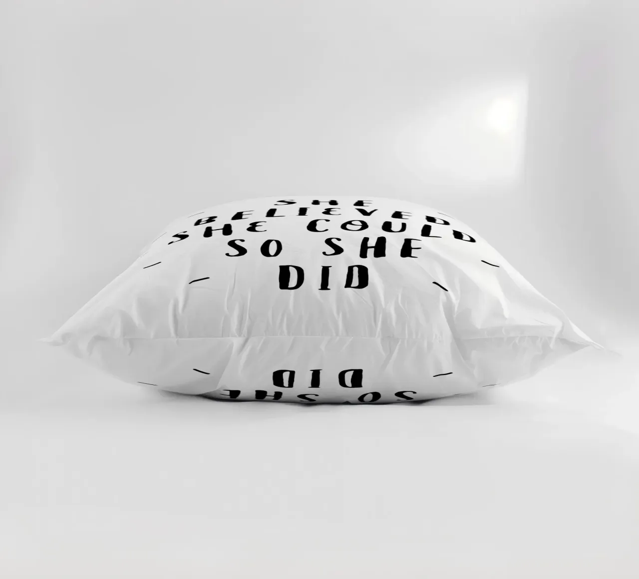 Credeva di poterlo fare e lo ha fatto Design tipografico in nero cuscino da THE MOTIVATED TYPE