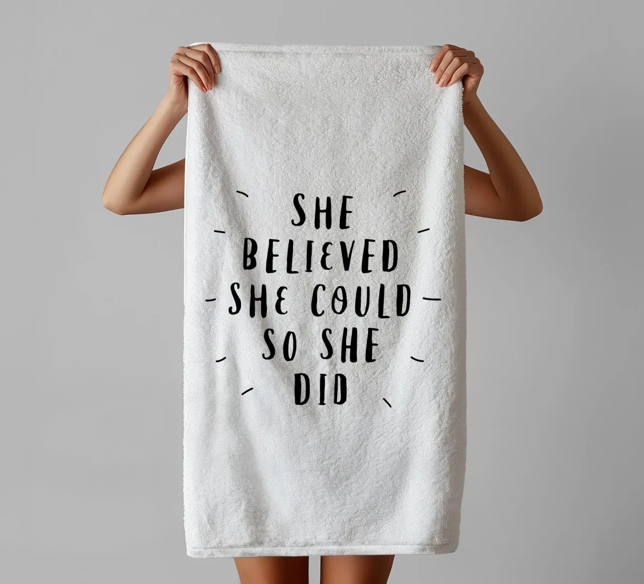 Ze geloofde dat ze het kon dus deed ze het Typografie in zwart badhanddoek van THE MOTIVATED TYPE