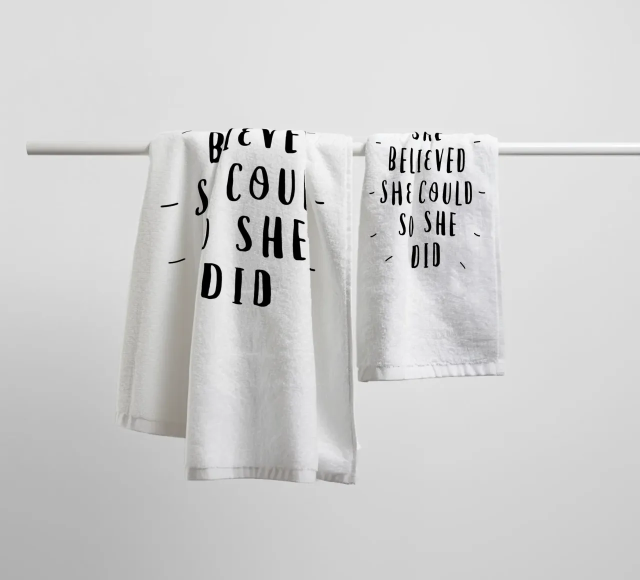 Ze geloofde dat ze het kon dus deed ze het Typografie in zwart badhanddoek van THE MOTIVATED TYPE