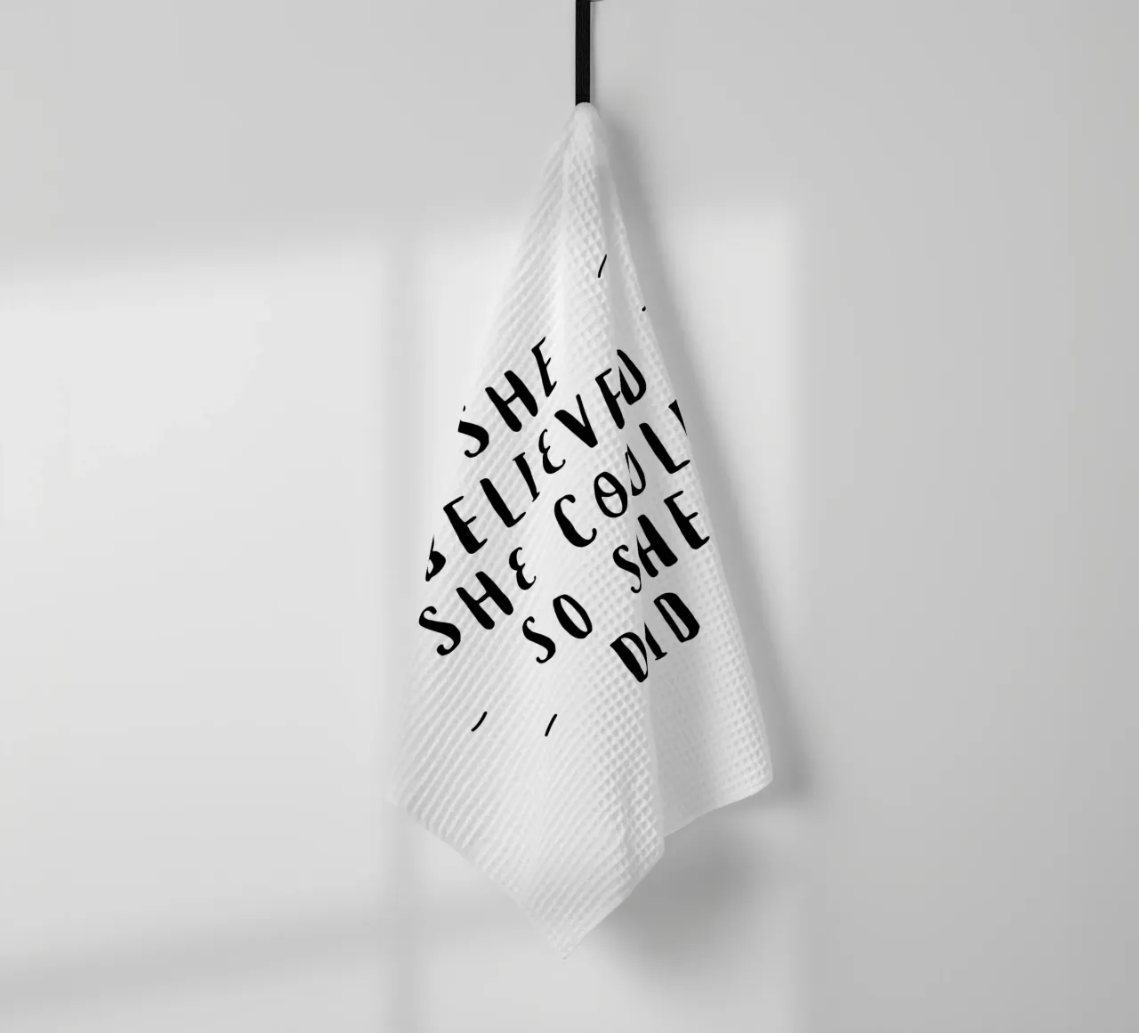 Ze geloofde dat ze het kon dus deed ze het Typografie in zwart theedoek van THE MOTIVATED TYPE