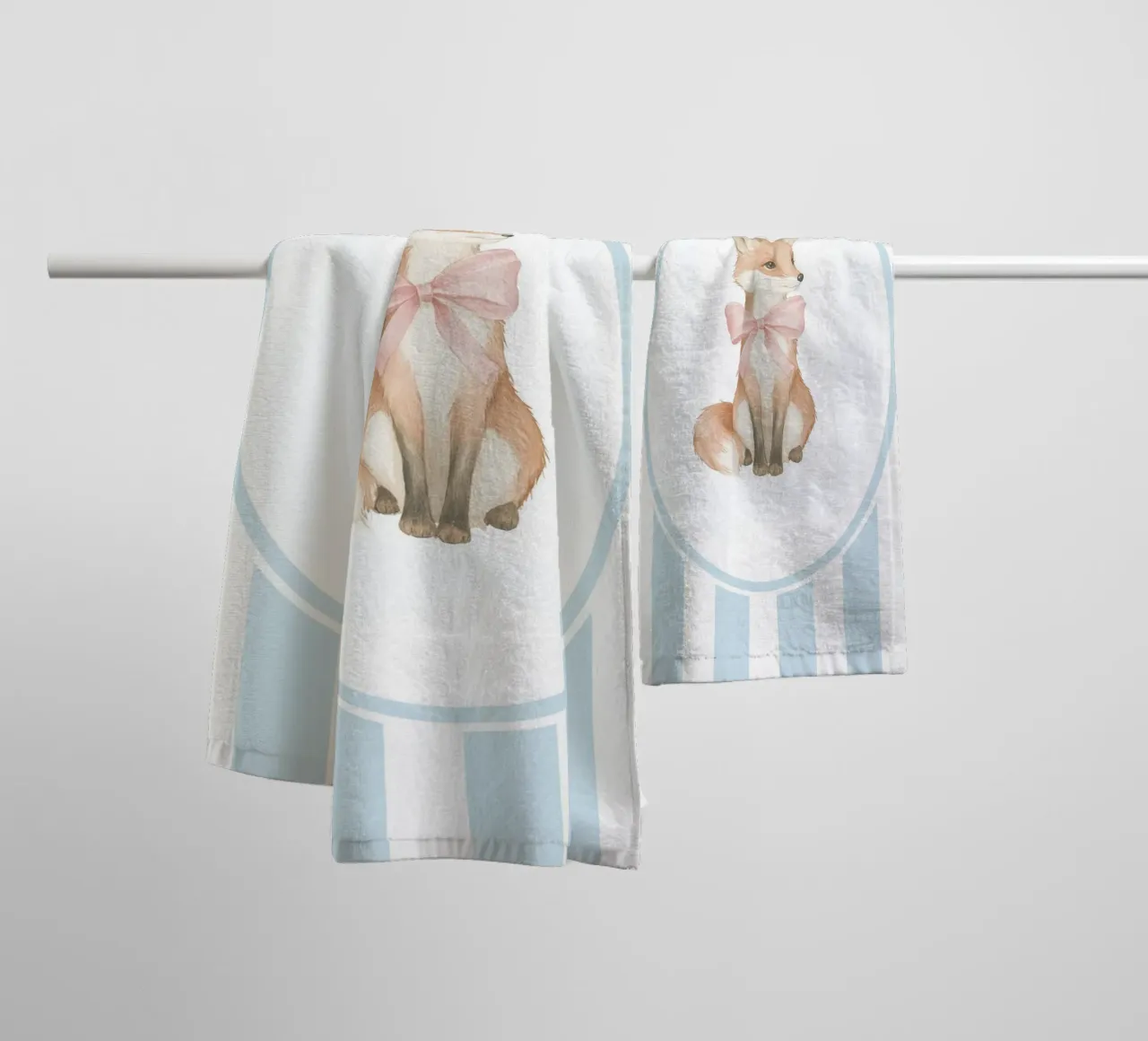 Illustrazione di volpe con strisce bianche e blu asciugamano da bagno da Jungle Joy Art