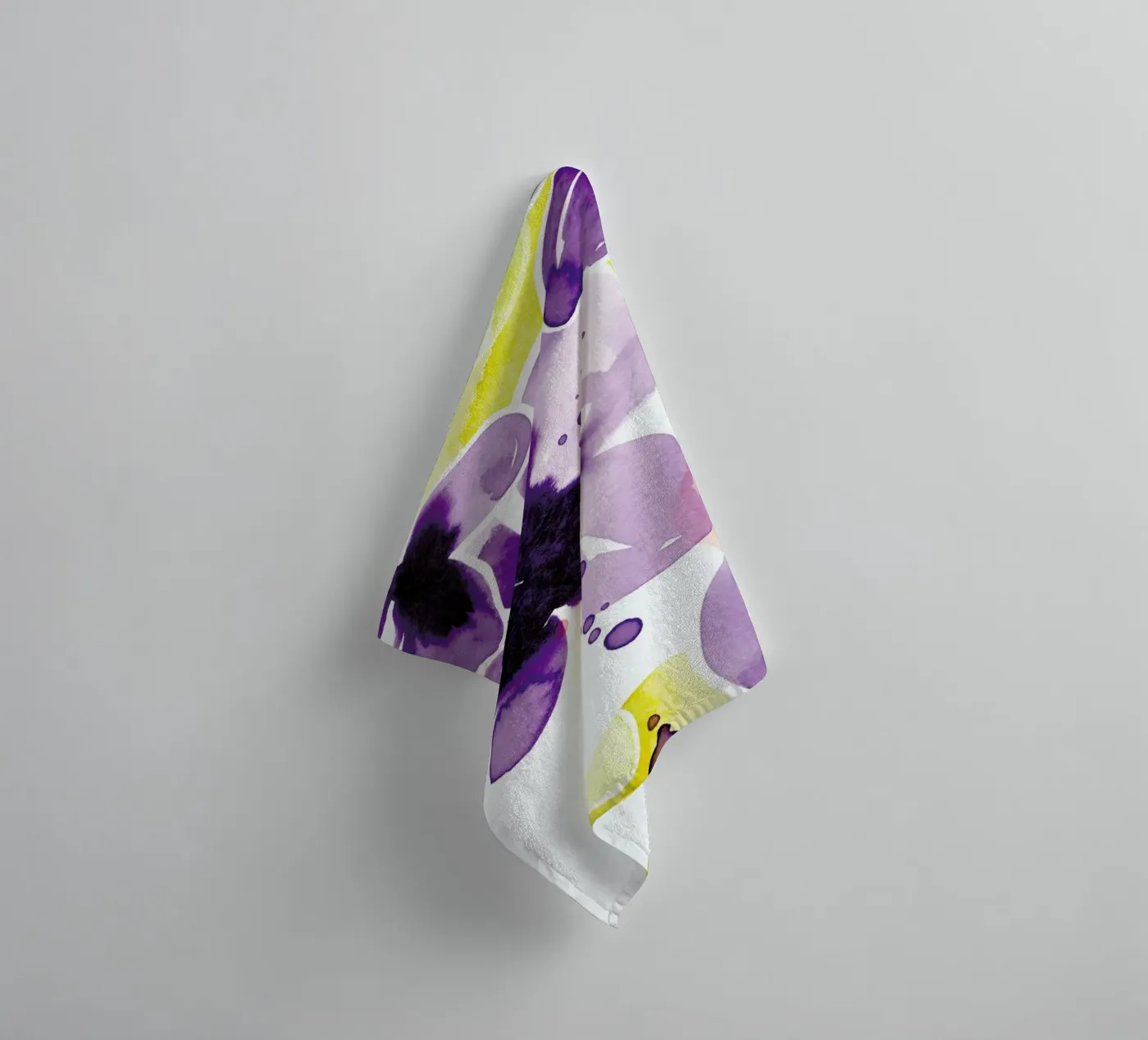Violet Bloom badhanddoek van Ekaterina Koroleva