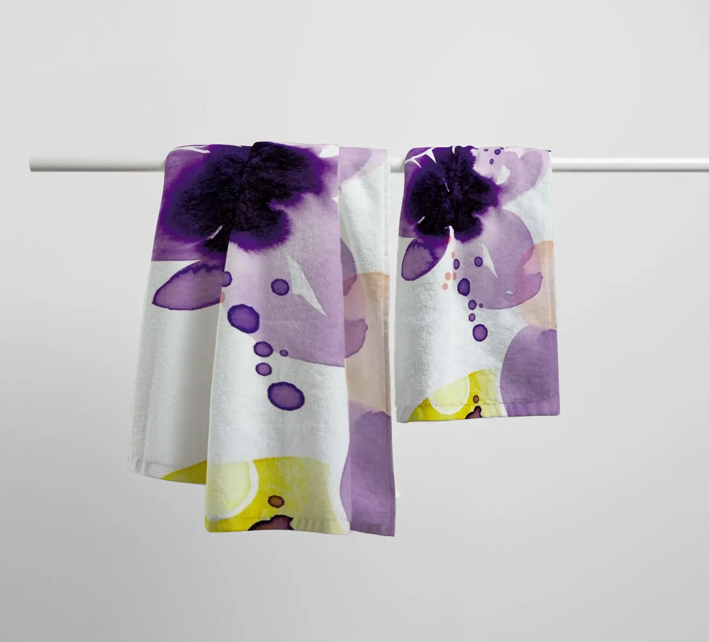 Violet Bloom badhanddoek van Ekaterina Koroleva