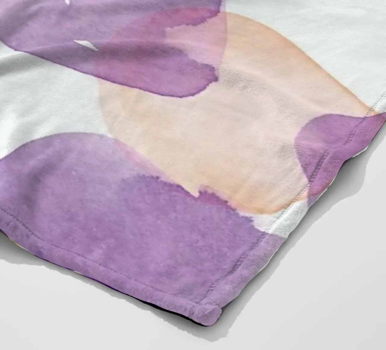 Violet Bloom Fleecedecke von Ekaterina Koroleva