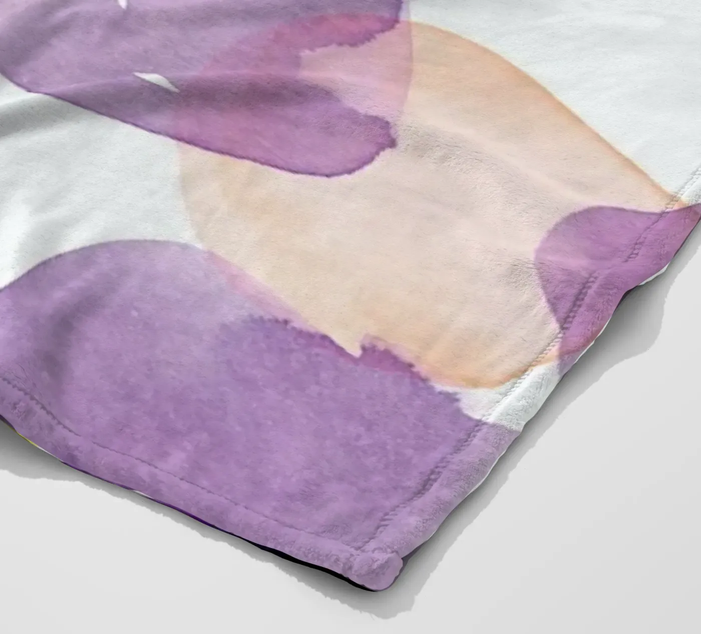 Violet Bloom Fleecedecke von Ekaterina Koroleva