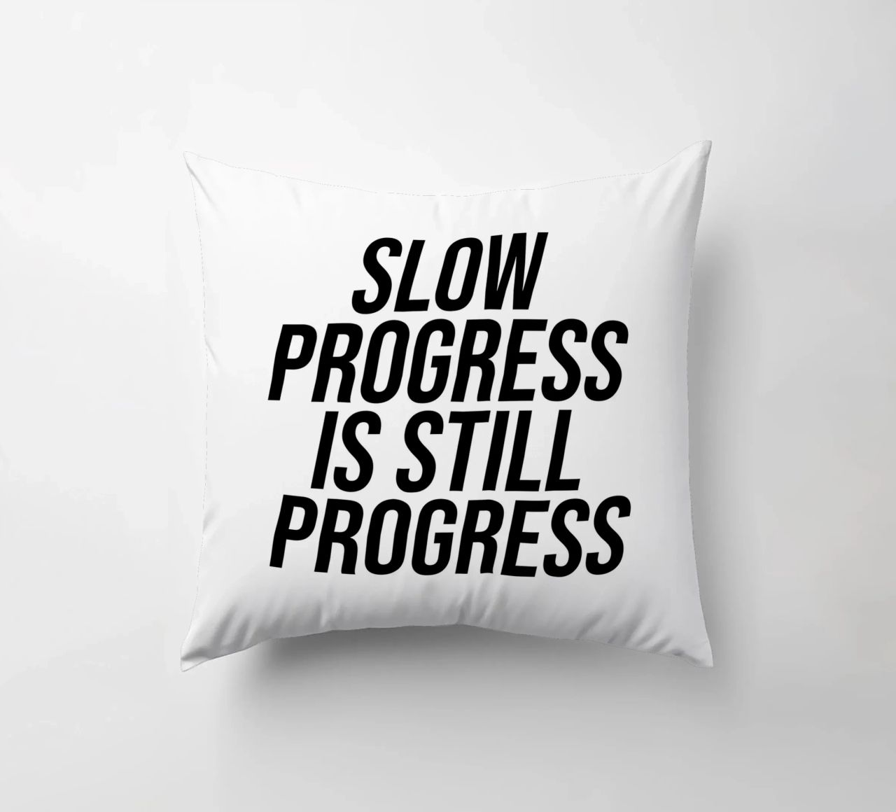 Un progresso lento è pur sempre una citazione di progresso cuscino da Paigaam Studio