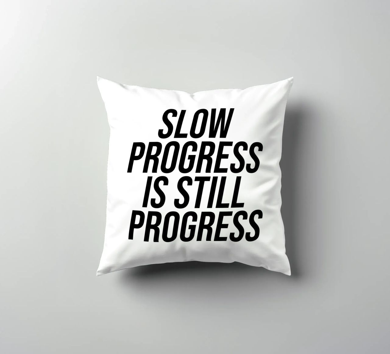 Un progresso lento è pur sempre una citazione di progresso cuscino da Paigaam Studio