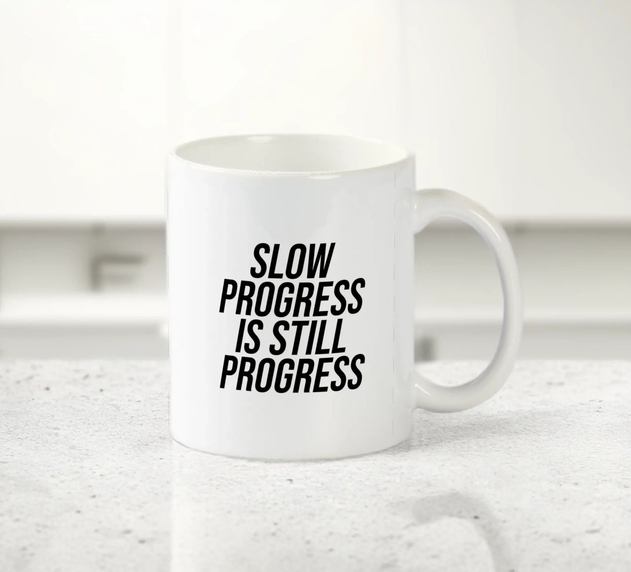 Un progresso lento è pur sempre una citazione di progresso tazza in ceramica da Paigaam Studio