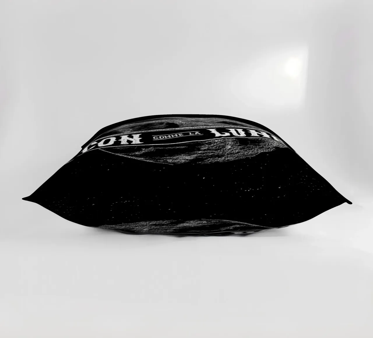 Con comme la lune cuscino da JONATTEND