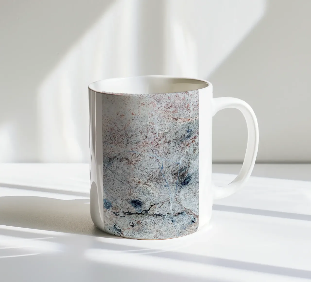 Earth tazza in ceramica da Paul Aidan Perry