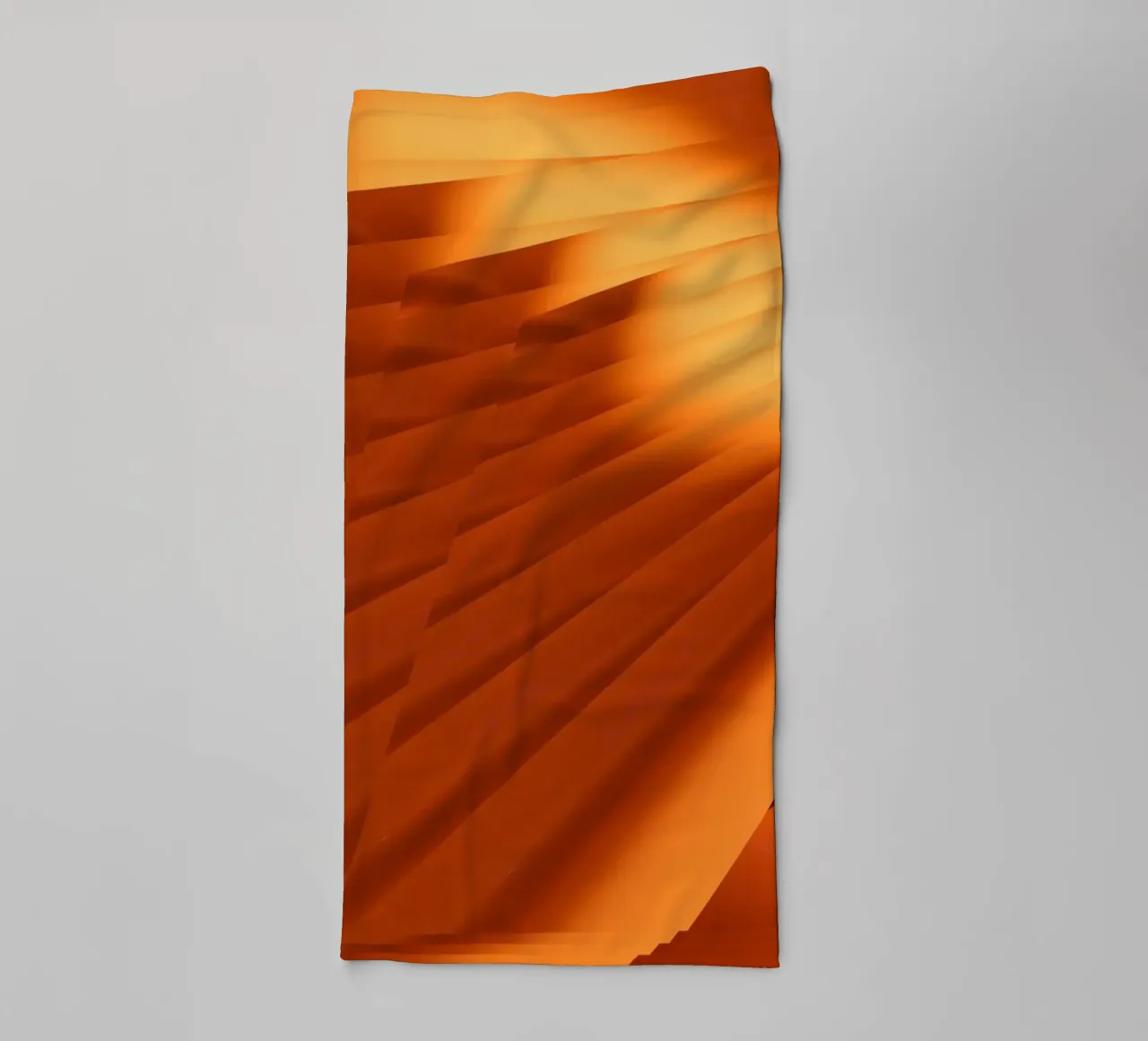 Abstraktes geometrisches Muster in Orange Handtuch von Something for you
