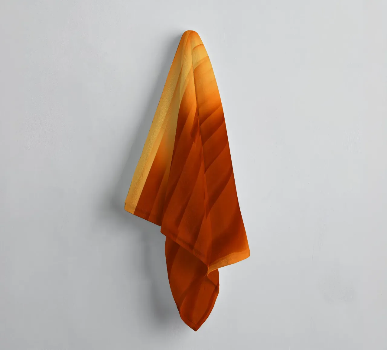 Abstraktes geometrisches Muster in Orange Handtuch von Something for you