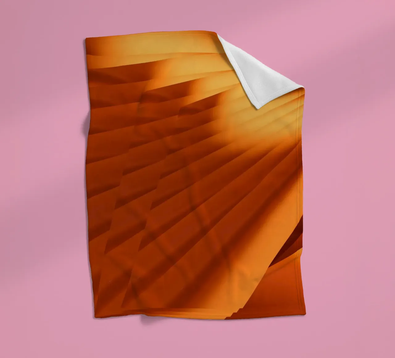 Abstraktes geometrisches Muster in Orange Fleecedecke von Something for you