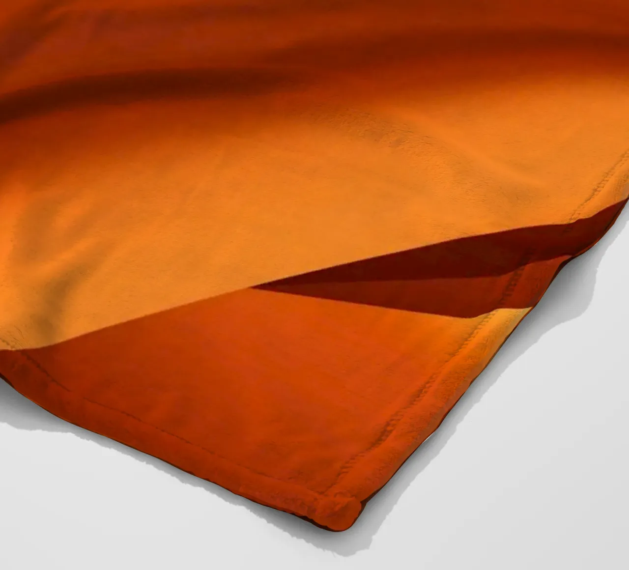 Abstraktes geometrisches Muster in Orange Fleecedecke von Something for you