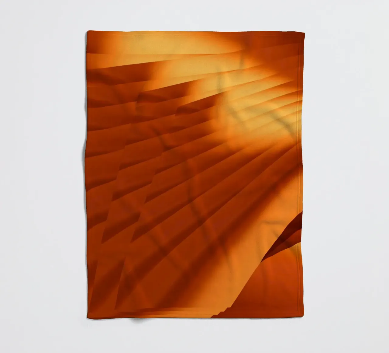 Abstraktes geometrisches Muster in Orange Fleecedecke von Something for you