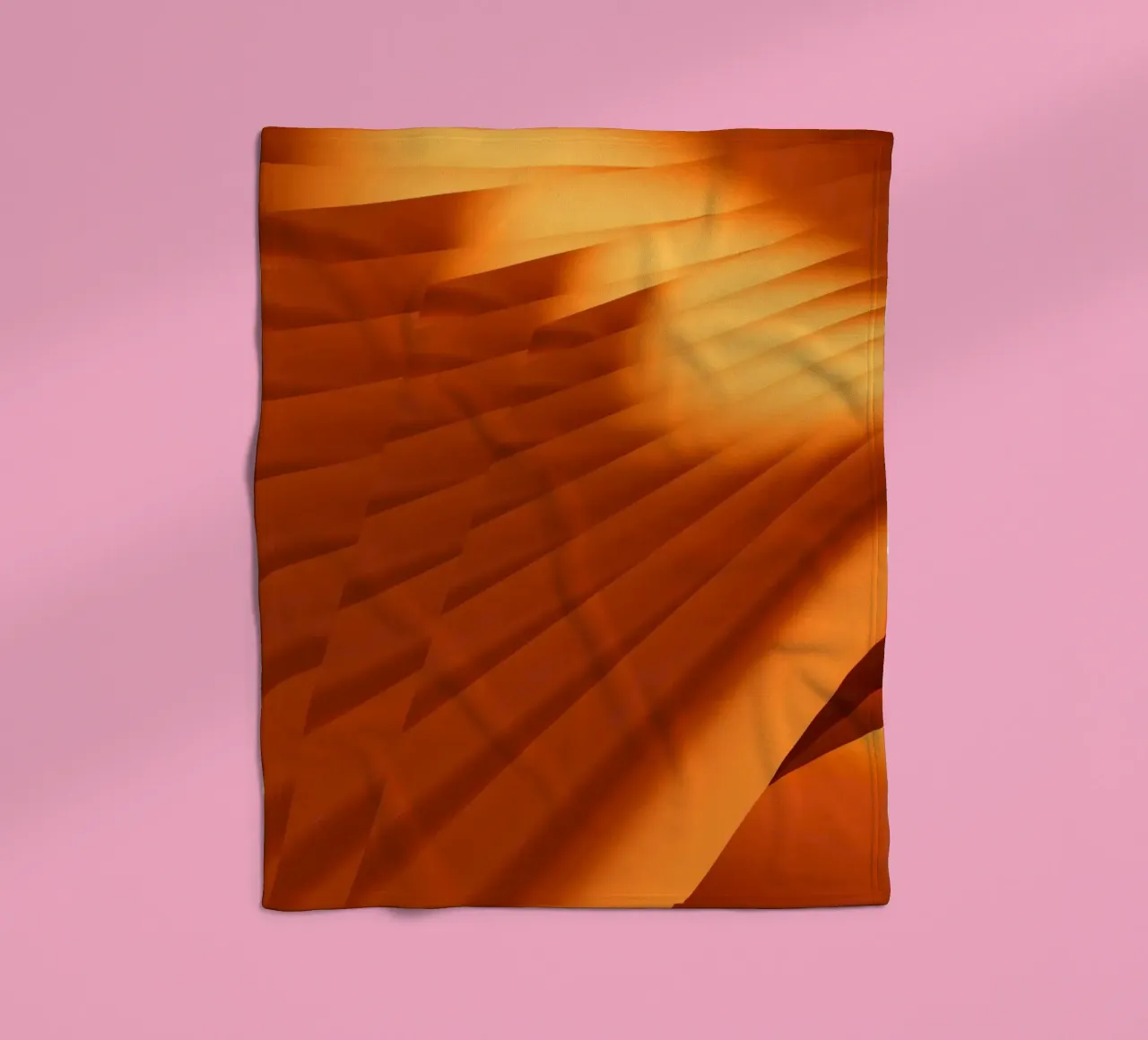 Abstraktes geometrisches Muster in Orange Fleecedecke von Something for you
