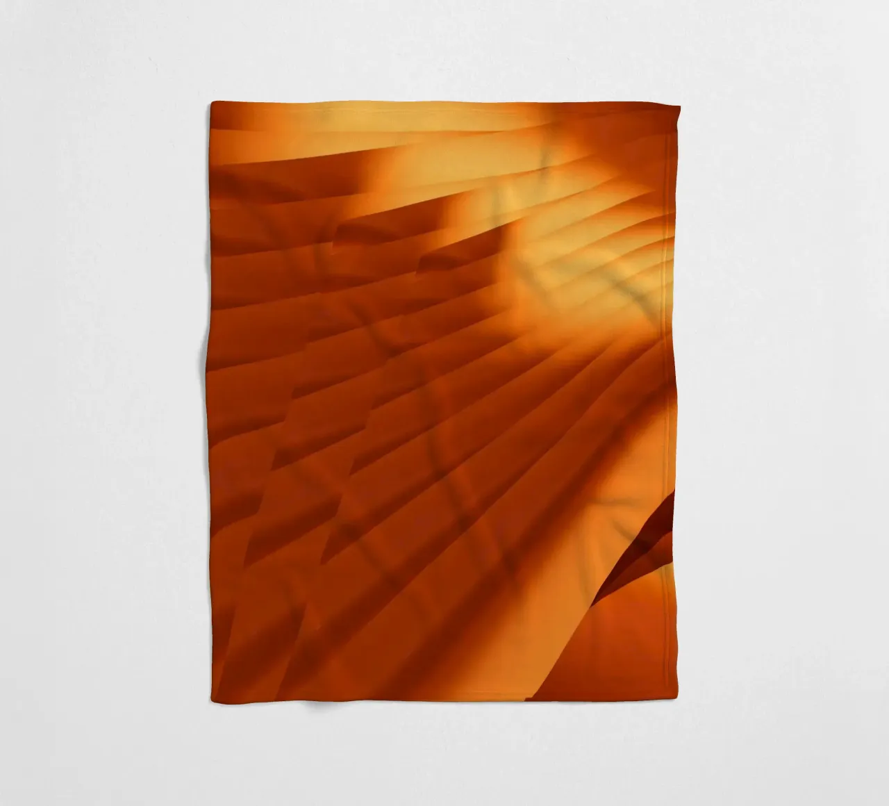 Abstraktes geometrisches Muster in Orange Fleecedecke von Something for you
