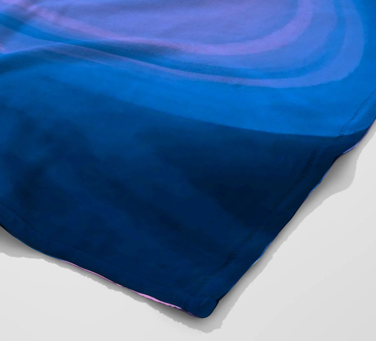Abstraktes kreisförmiges gedrehtes Muster in blau und pink Fleecedecke von Something for you