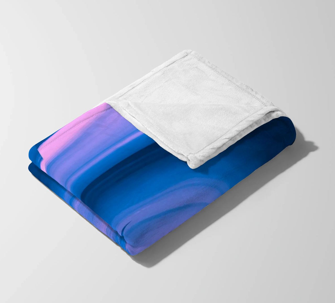 Abstraktes kreisförmiges gedrehtes Muster in blau und pink Fleecedecke von Something for you