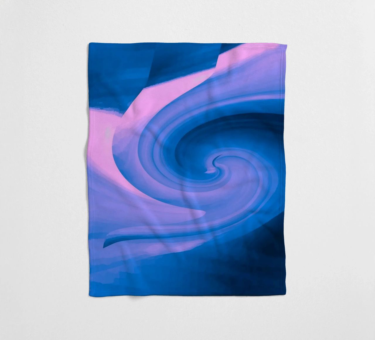 Abstraktes kreisförmiges gedrehtes Muster in blau und pink Fleecedecke von Something for you