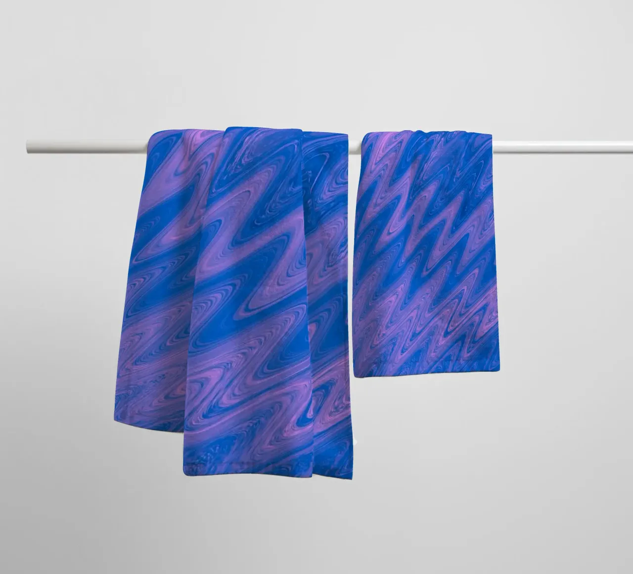 Abstraktes Zick Zack Muster in blau und pink Handtuch von Something for you
