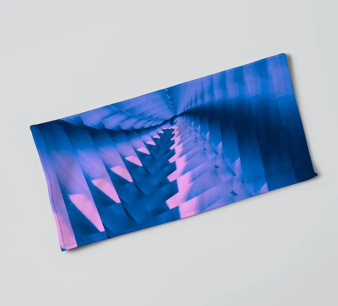 Abstraktes dynamisches gedrehtes Muster in blau und pink Handtuch von Something for you