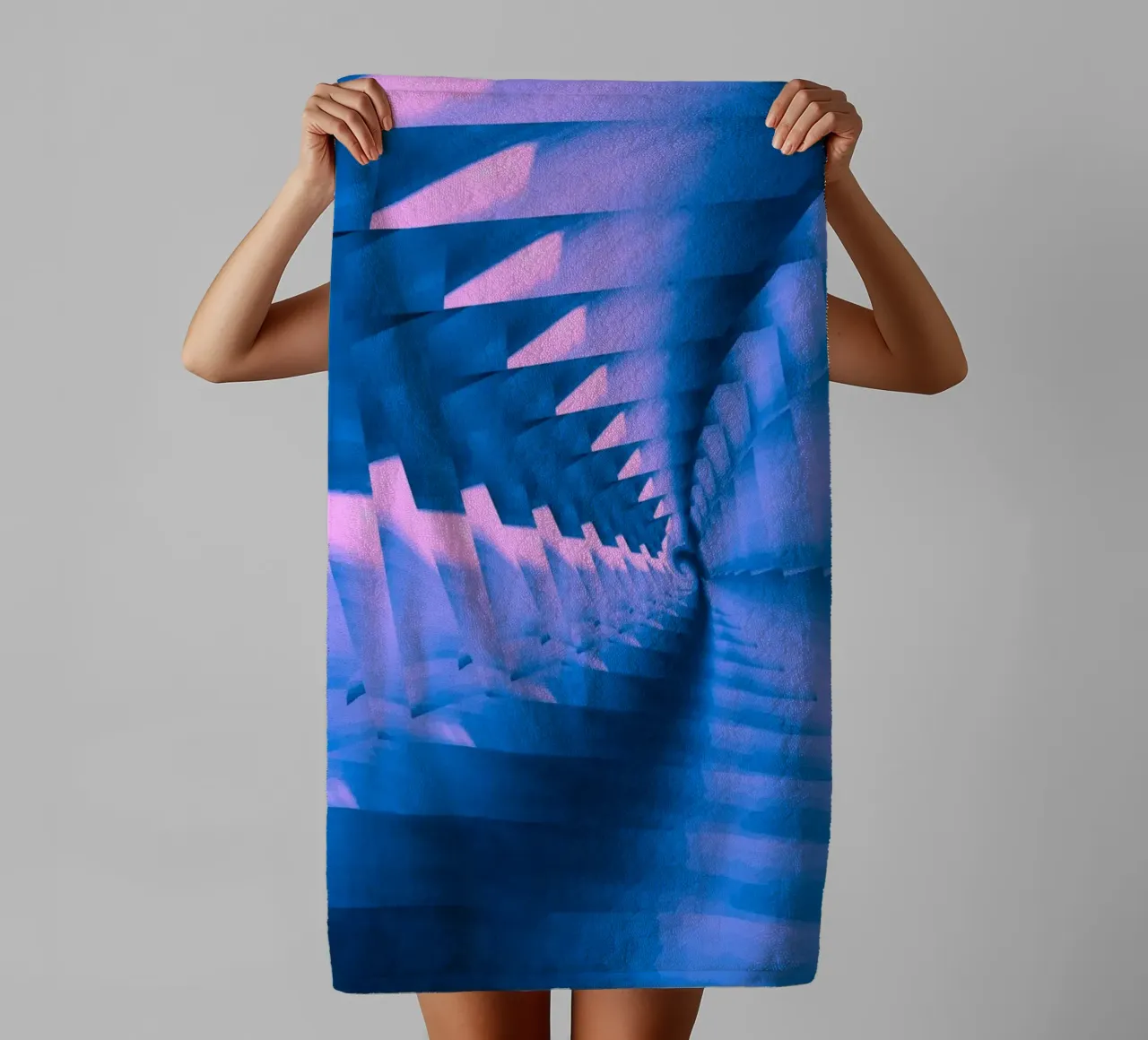 Abstract dynamisch gedraaid patroon in blauw en roze badhanddoek van Something for you