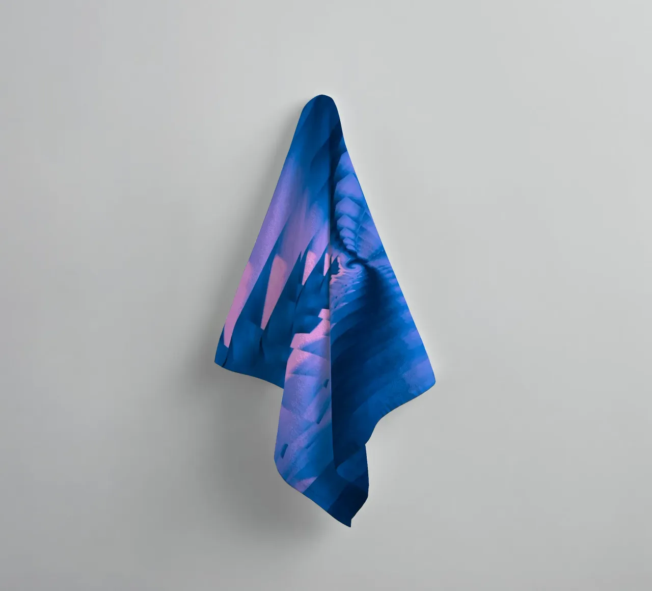 Abstraktes dynamisches gedrehtes Muster in blau und pink Handtuch von Something for you