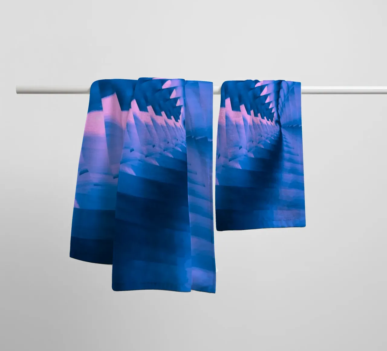 Abstraktes dynamisches gedrehtes Muster in blau und pink Handtuch von Something for you