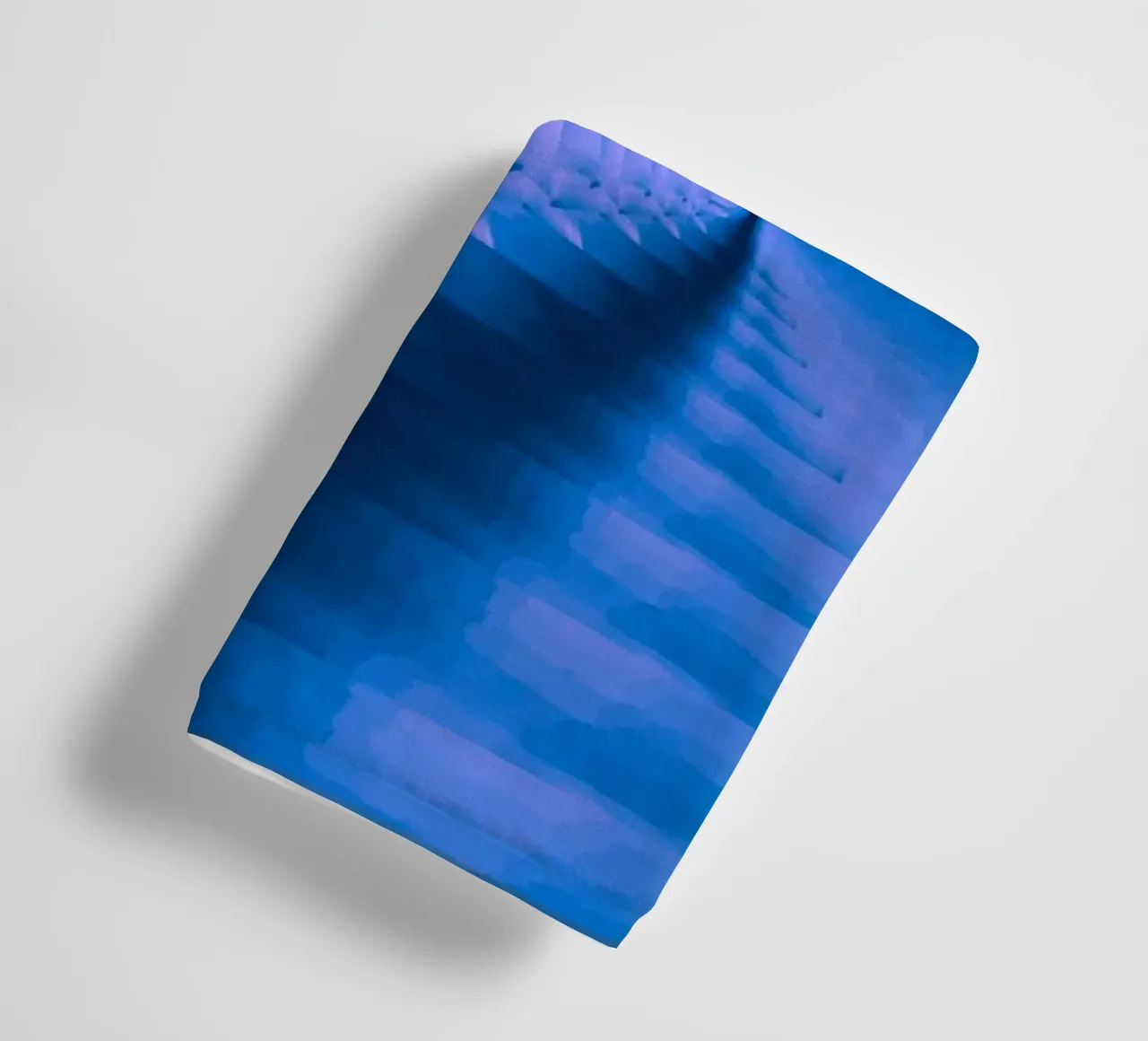 Abstract dynamisch gedraaid patroon in blauw en roze badhanddoek van Something for you