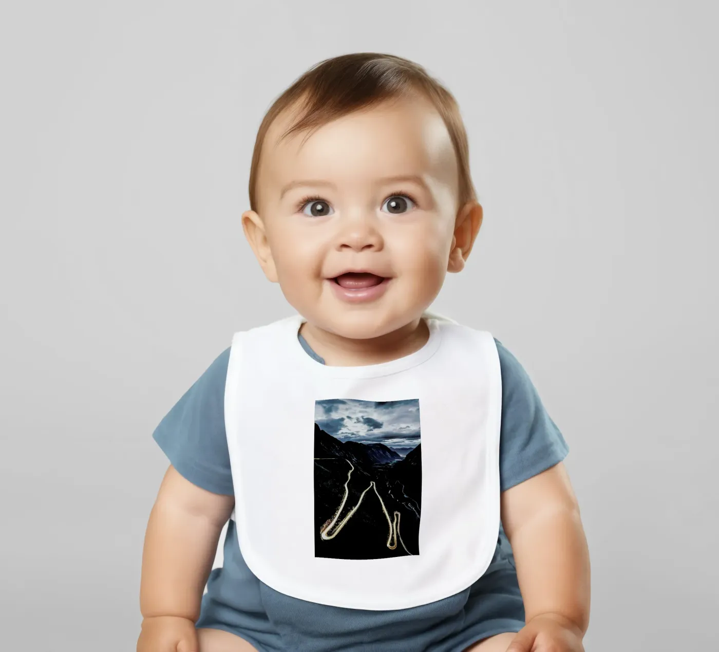 Trollstigen Babylätzchen von Chris Abatzis