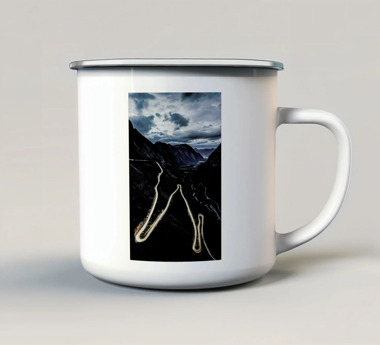 Trollstigen tazza in smalto da Chris Abatzis