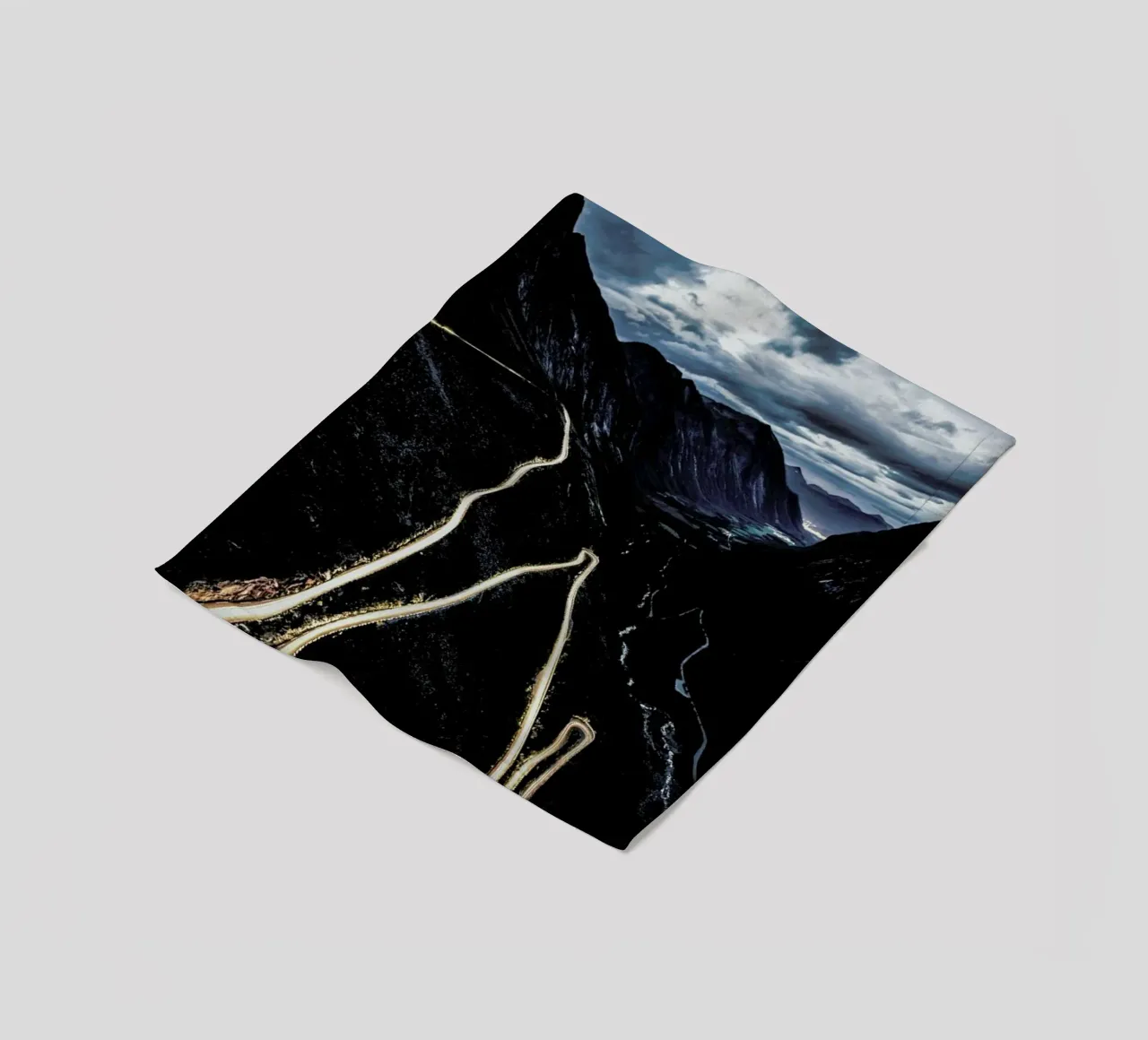 Trollstigen Fleecedecke von Chris Abatzis