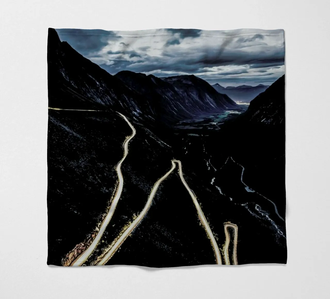 Trollstigen Fleecedecke von Chris Abatzis