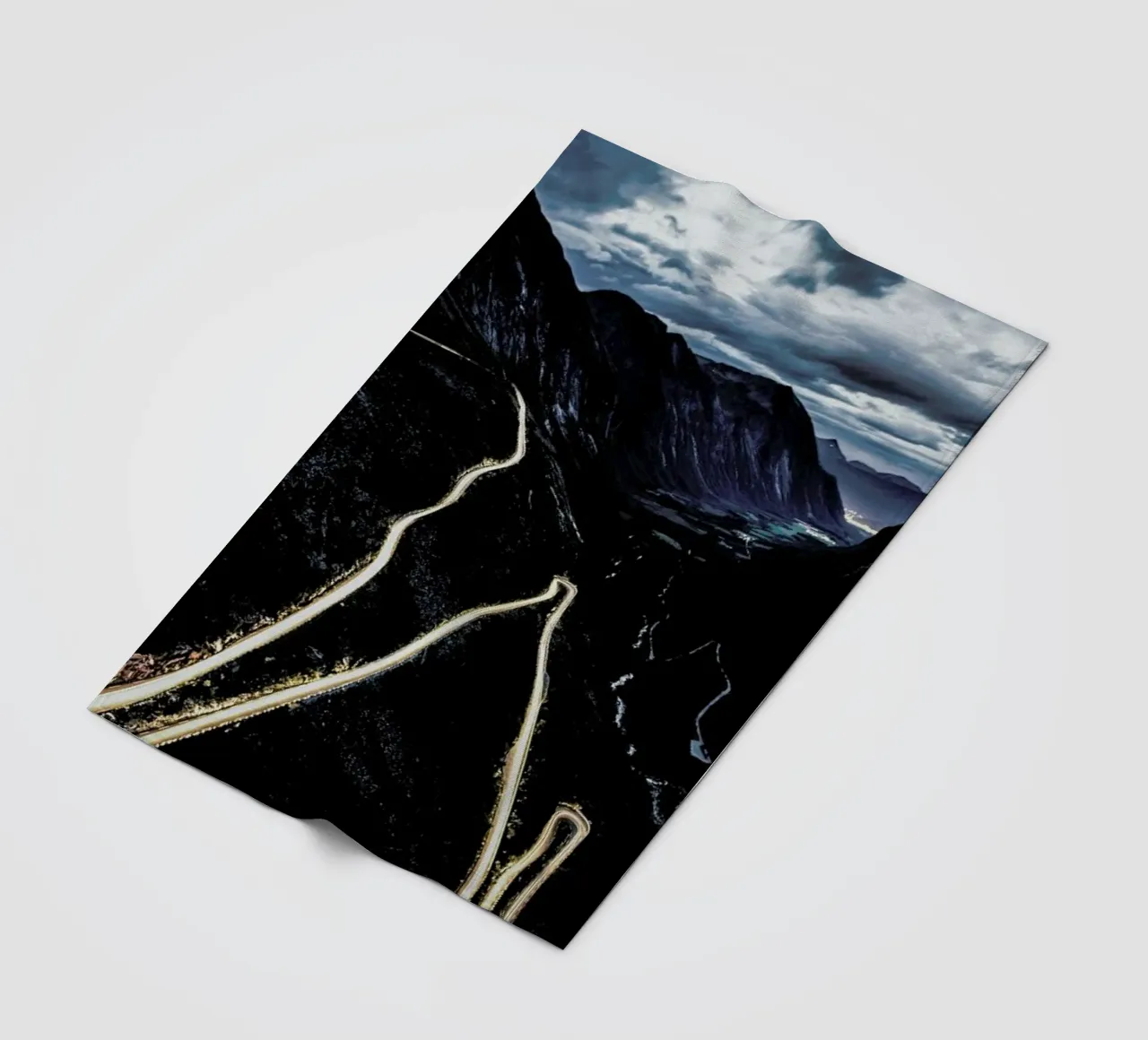 Trollstigen Fleecedecke von Chris Abatzis