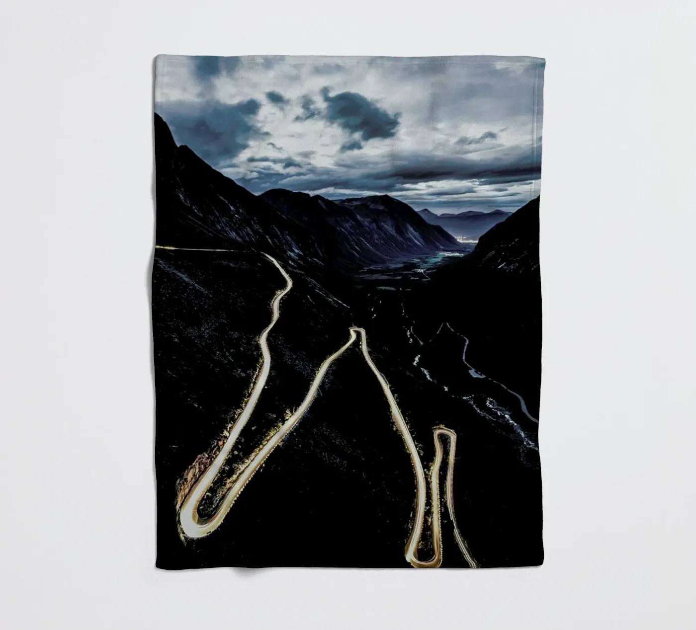 Trollstigen Fleecedecke von Chris Abatzis