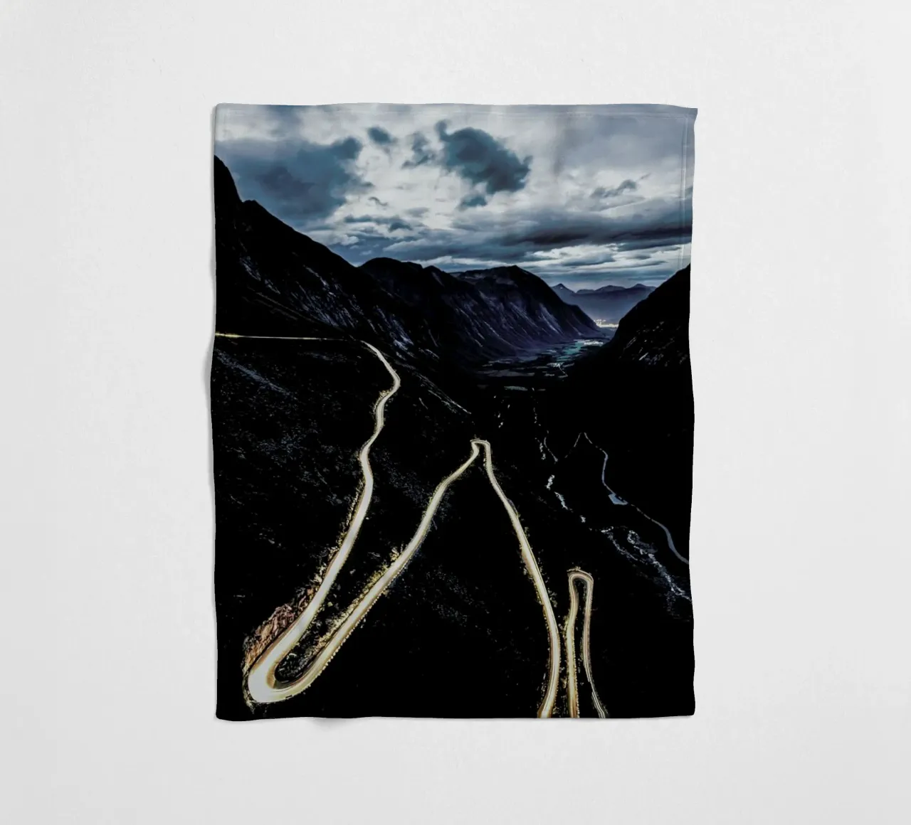 Trollstigen Fleecedecke von Chris Abatzis