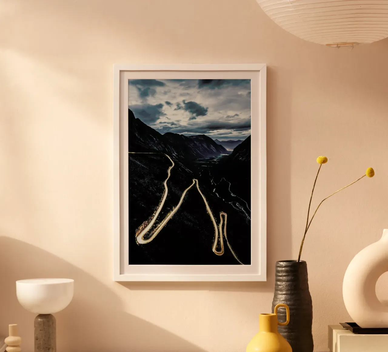 Trollstigen poster con telaio in legno da Chris Abatzis
