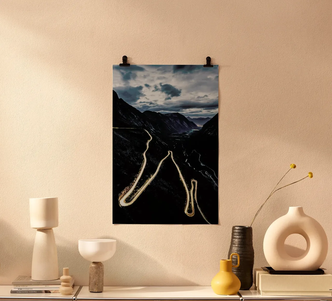 Trollstigen poster con telaio in legno da Chris Abatzis