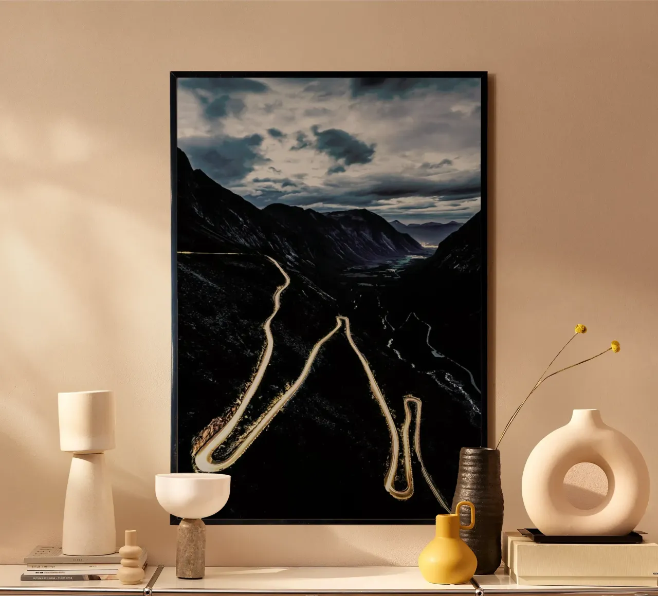 Trollstigen poster con telaio in legno da Chris Abatzis