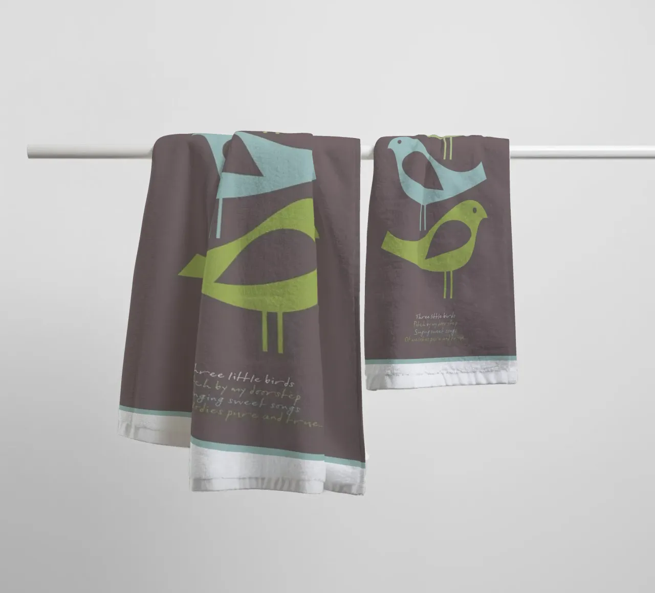 Three little birds asciugamano da bagno da Visual Philosophy