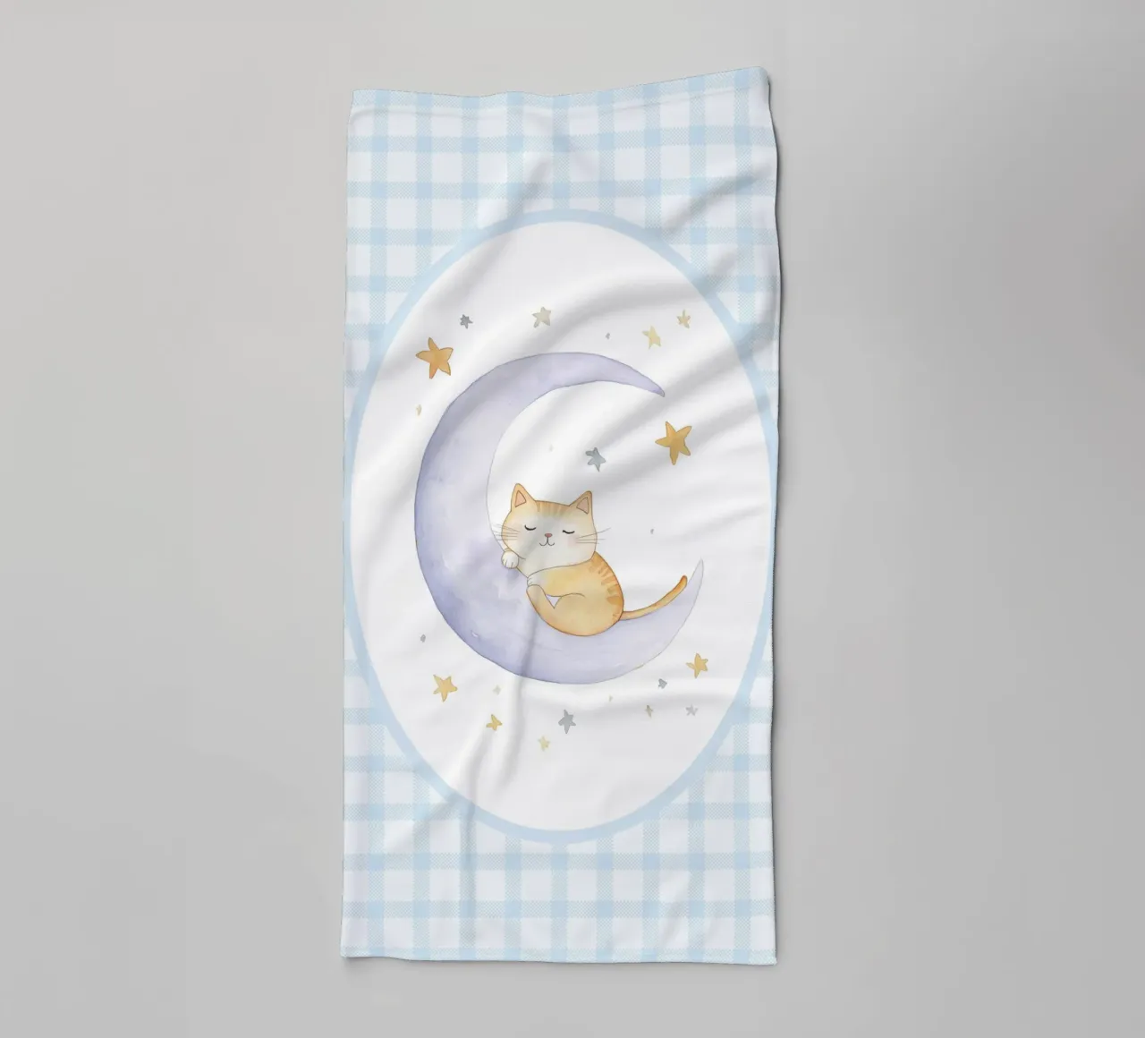 Gatto che dorme sulla mezzaluna asciugamano da bagno da Jungle Joy Art